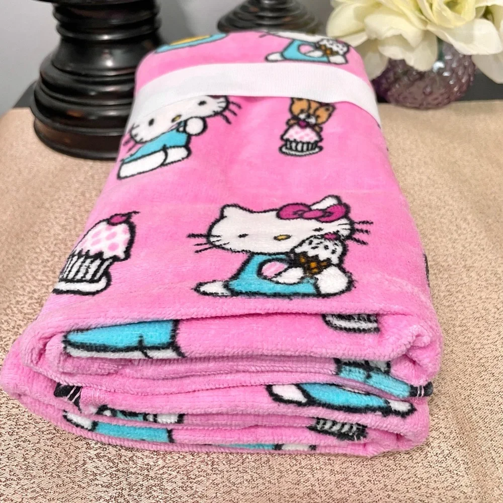 NWT Set of 2 HELLO KITTY Hand Towels